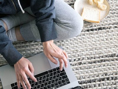 Aprende a diseñar espacios para personas con problemas de audición con nuestros cursos especializados