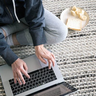 Aprende a diseñar espacios para personas con problemas de audición con nuestros cursos especializados