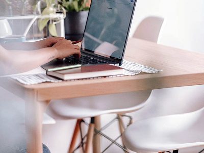Cómo decorar una habitación pequeña y hacerla lucir más grande